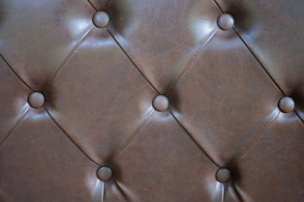 Canapé en cuir marron avec texture boutons — Photo