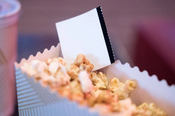 Patlamış mısırlı sinema biletleri.. — Stok fotoğraf