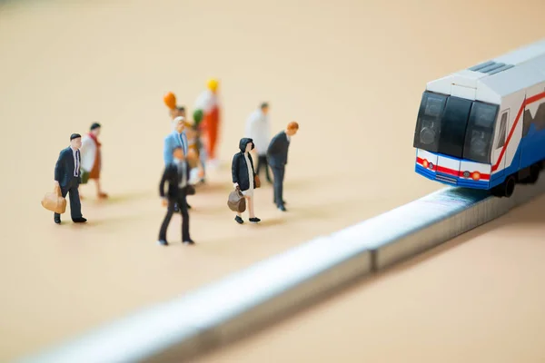 Närbild miniatyr människor väntar tåg vid tidig morgon rusningstid, upptagen modern Life Concept. Thailand kollektivtrafik koncept — Stockfoto