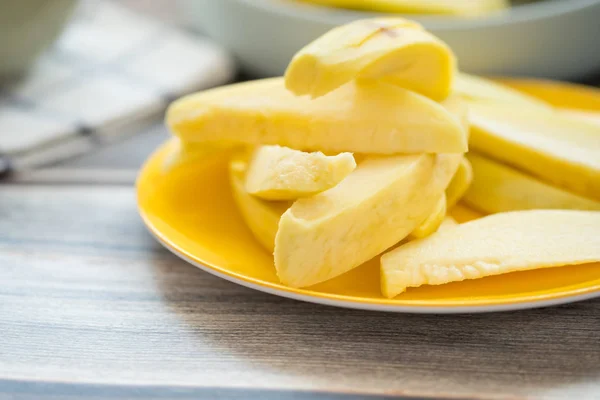 Cijfers van gele zure onrijpe mango. — Stockfoto