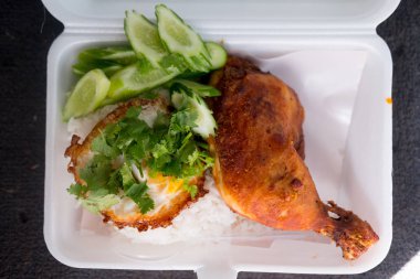 Kızarmış tavuk budu ve pirinçli omlet.