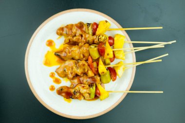 Domatesli tavuk eti, ananas ve biber.