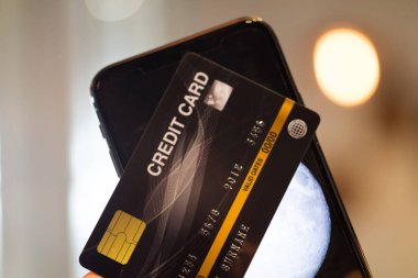 Kredi kartı ve akıllı telefon. Çevrimiçi mağazalardan satın almalar için online ödeme. İnternetten alışveriş