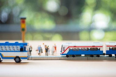 Minyatür insanlar: İnsanlar ve halk otobüsü veya tren arasında sermaye içinde Trafik. İş konsepti için görüntü kullanımı.