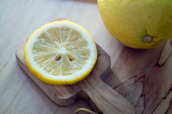 Frische gelbe Zitronenscheiben — Stockfoto