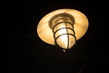 Tavan aydınlatma için bir lamba 