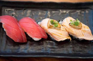 Otoro ton balığı suşisi ve siyah tabakta somon suşisi.