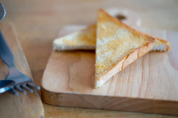 Τοστ ή ψωμί με τριγωνικό βούτυρο — Φωτογραφία Αρχείου