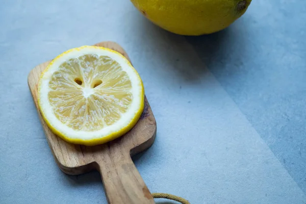 Rebanada madura de cítricos de limón amarillo — Foto de Stock