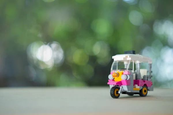 Brinquedo miniatura tuk-tuk ou triciclo na Tailândia com fundo natureza. Viagens na Tailândia — Fotografia de Stock