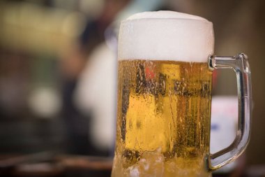 Arka planda gece lambaları olan soğuk bira bardağı kapağı.. 