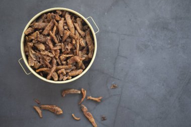 Kızarmış, çıtır çıtır, küçük balıklar yemek kabinine konur. Tayland usulü aperatif veya aperatif