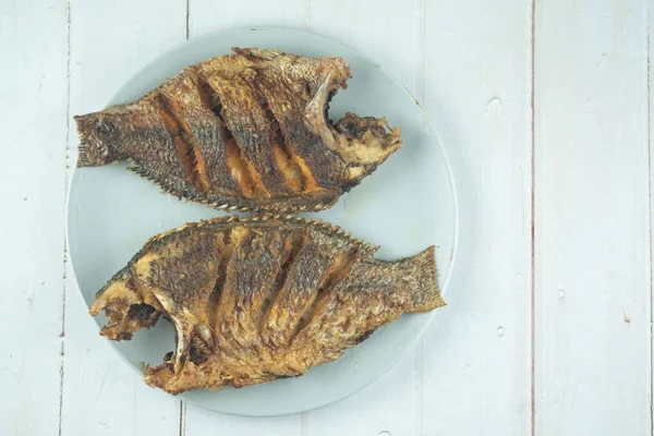 Tajskie Jedzenie Smażona Ryba Tilapia Talerzu Drewnianym Tle — Zdjęcie stockowe