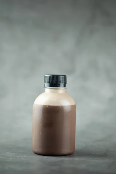Шоколадное Молоко Бутылке Черном Фоне — стоковое фото
