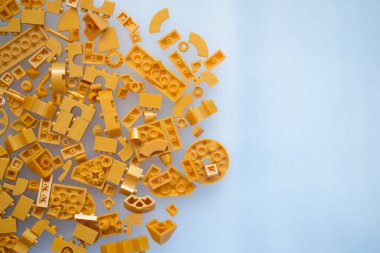Metnin için boş alanı olan sarı nanoblock parçaları