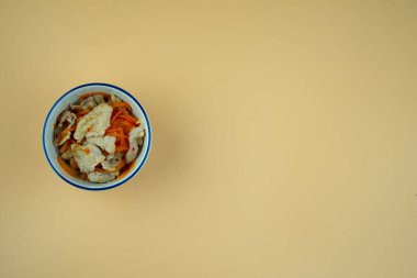 Acı biberli domuz eti ve dilimlenmiş havuçla birlikte limon sosu - Tayland baharatlı yemeği