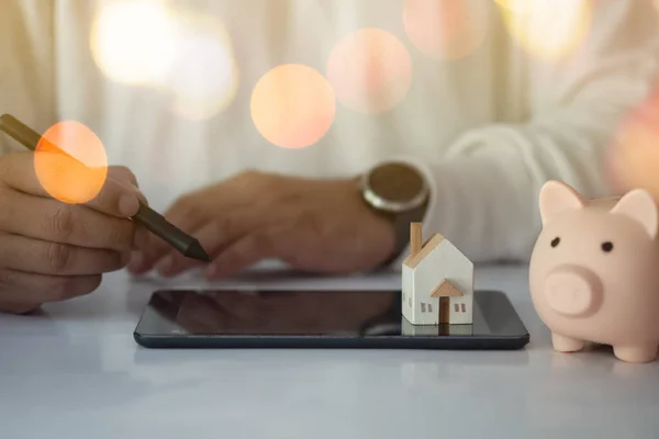 Digitaal Mens Met Pen Voor Planning Toekomst Tablet Met Miniatuurhuis — Stockfoto