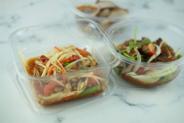 Baharatlı ızgara domuz boynu salatası ile birlikte Som tum Thai hediyesi. Som tum thai herkesin bildiği gibi çok popüler bir yemektir.