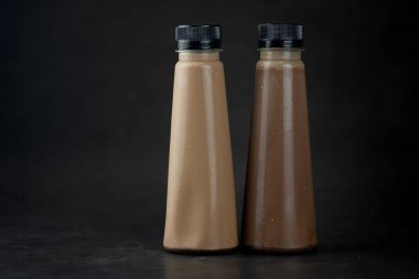 Koyu çikolata şişesi ve kilo vermek için sütlü çikolata. Gıda ve beslenme için tasarım.