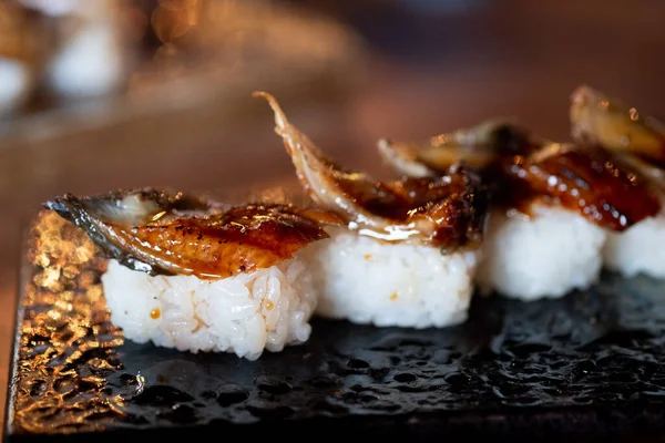 Japanse Sushi Unagi Nigiri Sushi Paling Sushi Geserveerd Een Zwarte — Stockfoto