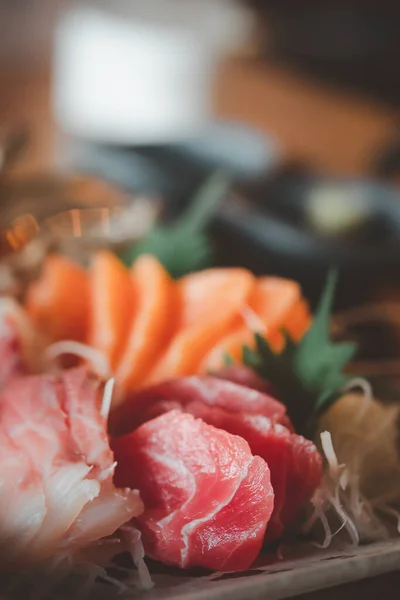 生サーモンの刺身を混ぜ合わせ 夕食に 新鮮な刺身と和食のコンセプトの盛り合わせ — ストック写真