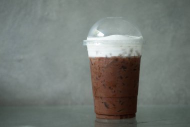 Bir fincan buzlu mocha (koyu çikolatayla karıştırılmış espresso) üzerine süt köpüğü konmuş..