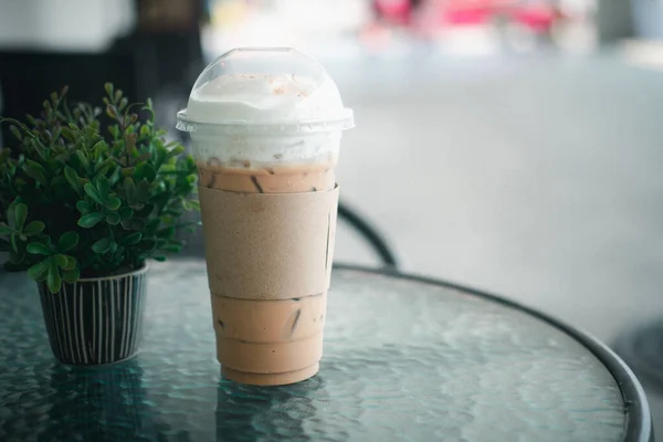 Décoration Latte Café Glacé Avec Mousse Lait Verre Plastique Dans — Photo