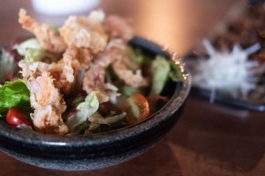 Kasede yumuşak kabuklu yengeç salatası. Kapat.