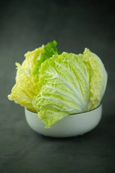 Heap Fresh Green Chopped Iceberg Lettuce Bowl Black Background — Stock Photo, Image