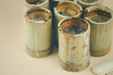 Hindistancevizi sütüyle pilav ya da bambu lokantasında kavrulmuş glutinous pilavı. Tahta, Tayland tatlı konsepti..