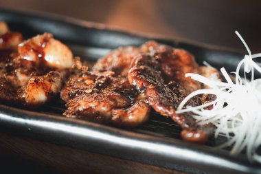 Lokantada siyah tepside biftek.