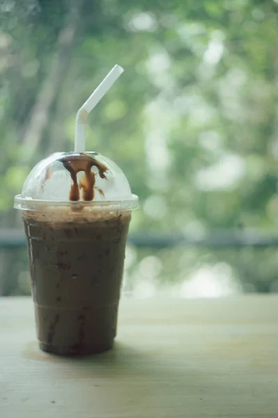 Caffè Freddo Moka Vetro Plastico Messo Sul Tavolo Legno — Foto Stock