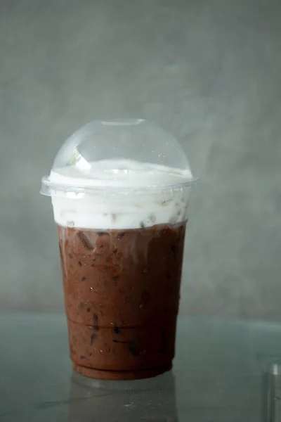 Чашка Ледяного Мокко Эспрессо Смешанного Темным Шоколадом Молочной Пеной Стекле — стоковое фото