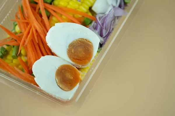 배경에 샐러드 상자에서 소금에 달걀을 클로즈업 — 스톡 사진
