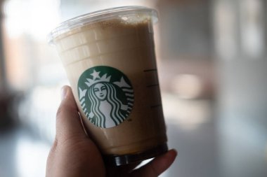 Bangkok, Tayland - 7 Haziran 2020 Starbucks Store Cafe 'de içmeye hazır soğuk, köpüklü kahve. Starbucks kahve markası logosu Nitro americano kahve soğuk bira içeceği