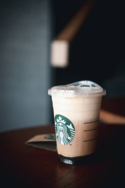 Bangkok, Tayland - 7 Haziran 2020 Starbucks Store Cafe 'de içmeye hazır soğuk köpüklü kahve. Starbucks kahve markası logosu Nitro americano kahve masasında soğuk bira içeceği