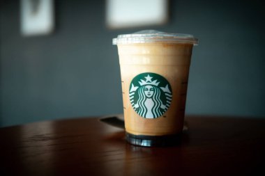 Bangkok, Tayland - 7 Haziran 2020 Starbucks Store Cafe 'de içmeye hazır soğuk köpüklü kahve. Starbucks kahve markası logosu Nitro americano kahve masasında soğuk bira içeceği
