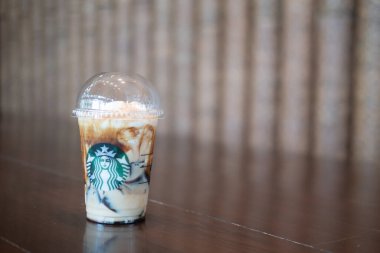 Bangkok, Tayland - 7 Haziran 2020 Starbucks Esmer Şekeri 'nden kahve jöleli frappuccino. Meşhur kahve markası Amerika kökenlidir.