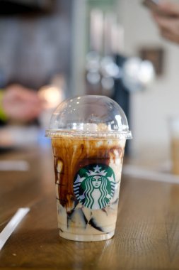 Bangkok, Tayland - 7 Haziran 2020 Starbucks Esmer Şekeri 'nden kahve jöleli frappuccino. Meşhur kahve markası Amerika kökenlidir.
