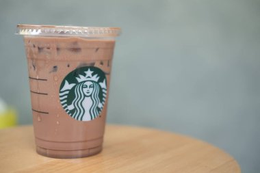 Bangkok, Tayland - 8 Haziran 2020 Starbucks 'taki yemek masasında buzlu kahve. ABD kökenli bir kahve markası.