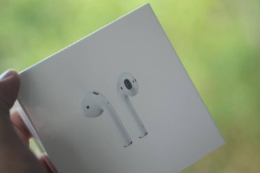 Bangkok, Tayland - 8 Haziran 2020: Apple kablosuz kulaklıklar paket halinde. Elma hava kapsülleri, ellerinde kutu var. Kablosuz elektronik. Teknolojiler.