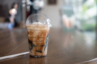 Bangkok, Tayland - 8 Haziran 2020 Starbucks Esmer Şekeri 'nden kahve jöleli frappuccino. Meşhur kahve markası Amerika kökenlidir.