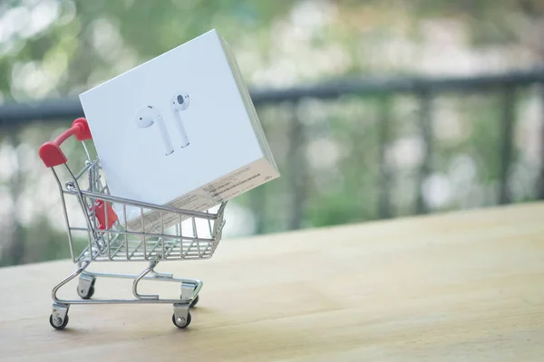 Бангкок Таиланд Июня 2020 Года Apple Airpods Box Shopping Trolley — стоковое фото