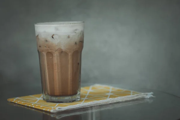 加奶奶油在高杯中的冰咖啡 寒冷的夏季饮料 文本和选择性焦点的复制空间 — 图库照片