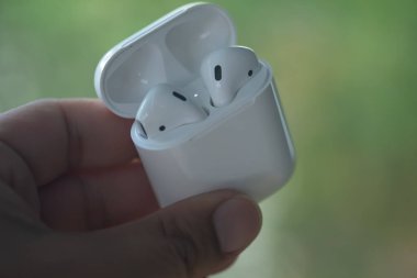 Bangkok, Tayland - 9 Haziran 2020: Elle tutulan Airpod çantası, Apple takılabilir kulaklıklar