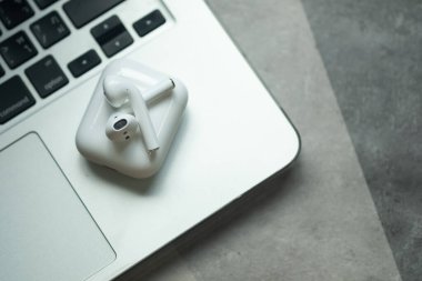Bangkok, Tayland - 9 Haziran 2020: Apple Macbook Pro 'ya hava podları konuldu. Moda ofisi ve serbest çalışma yeri. Üst görünüm.