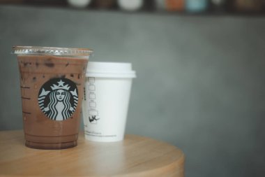 Bangkok, Tayland - 9 Haziran 2020 Starbucks 'taki yemek masasında buzlu kahve. ABD kökenli bir kahve markası.