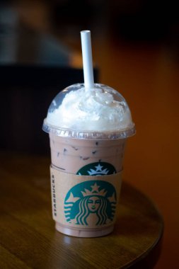 Bangkok, Tayland - 10 Haziran 2020 Starbuck buzlu mocha. Starbucks kahvesi dünyanın en büyük kahvesidir ve çok popülerdir..