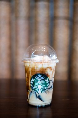 Bangkok, Tayland - 10 Haziran 2020 Starbucks Esmer Şeker ve Kahve Jölesi Frappuccino 'dan yeni bir içecek. Meşhur kahve markası Amerika kökenlidir.