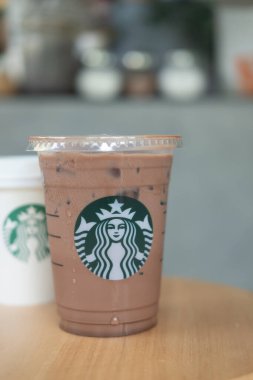 Bangkok, Tayland - 10 Haziran 2020 Starbucks 'taki yemek masasında buzlu kahve. ABD kökenli bir kahve markası.